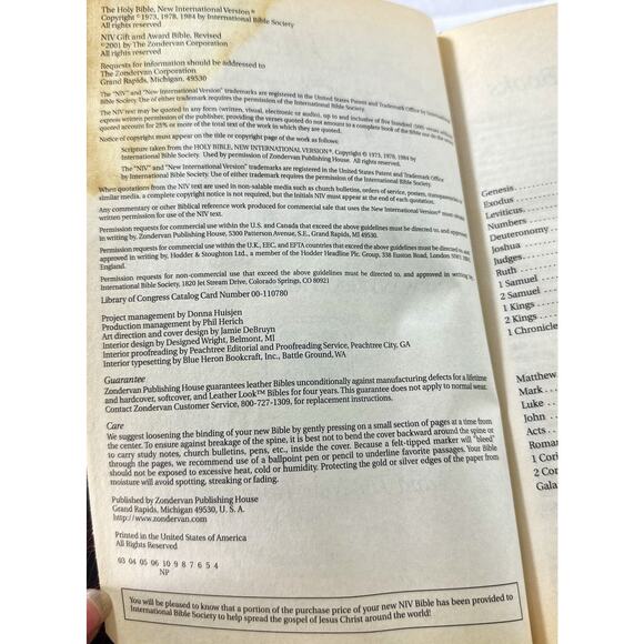Holy Bible NIV Zondervan Black Leather Look Thumb Index Red Letter 2001 - Picture 7 of 8